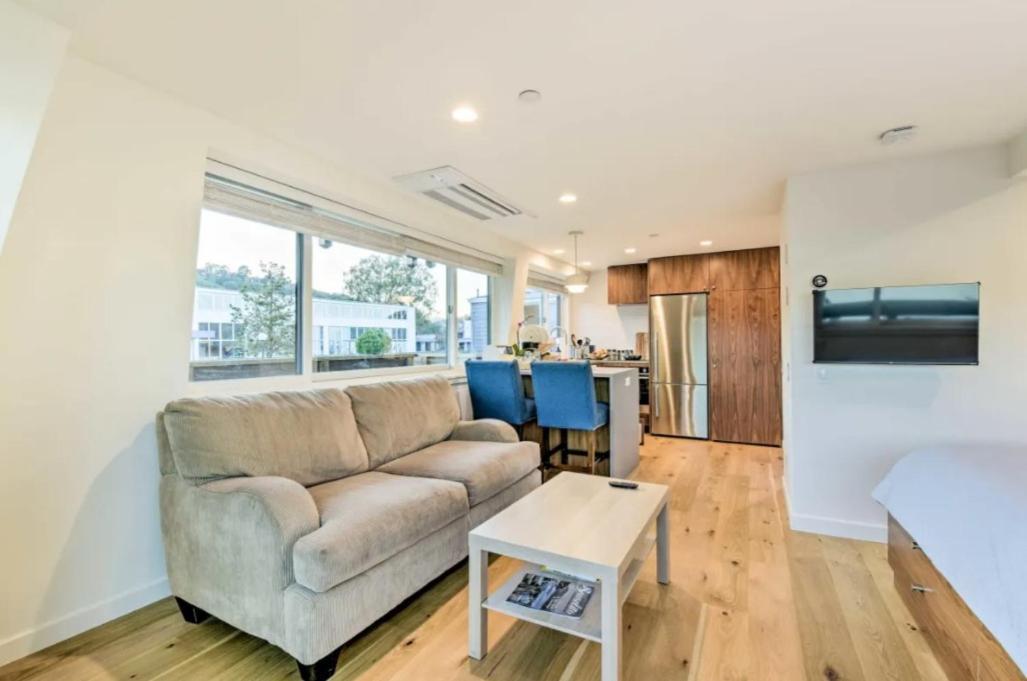 Apartment Floating Of Commodore 11